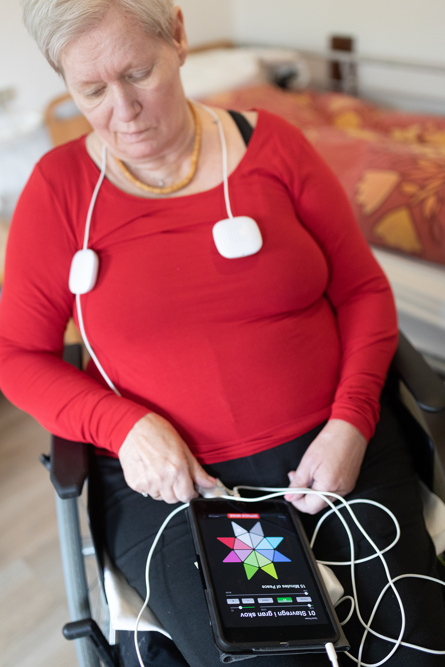 Hver aften inden sengetid lytter 73-årige Anne Thomsen til musik som en del af sin depressionsbehandling. Musikken hjælper hende til at sove bedre, og det har en positiv indvirkning på hendes behandling. 